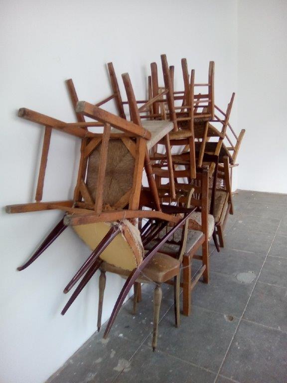 Andreas Techler,_le sedie volanti, 2020, Installation im Haus der Kunst Palermo